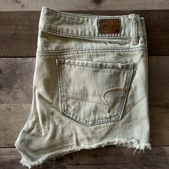 American Eagle Light Wash Cut Off Denim Shorts GUC - Size 8 - Picture 2 of 3